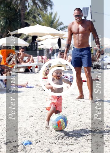ibiza 1 juli 2013
Johnny Heitinga en zijn vrouw Charlotte Sophie met hun kinderen jezebel en Lennox op het strand van Talamanca.
Peter Smulders bv