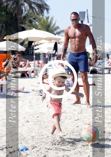 ibiza 1 juli 2013
Johnny Heitinga en zijn vrouw Charlotte Sophie met hun kinderen jezebel en Lennox op het strand van Talamanca.
Peter Smulders bv