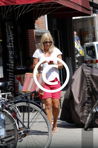 Amsterdam 22 juli 2013
Liesbeth v Basten doet boodschappen op de cornelis schuytstraat.
Peter Smulders bv