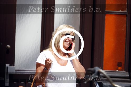 Amsterdam 22 juli 2013
Liesbeth v Basten doet boodschappen op de cornelis schuytstraat.
Peter Smulders bv