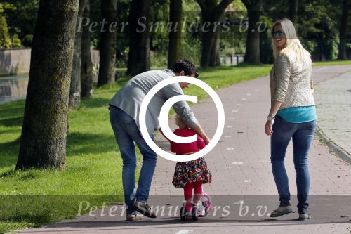 Volendam 5 juli 2013
Jan Smit met zijn zwangere vrouw Liza en dochtertje Emma aan het wandelen.
Peter Smulders bv