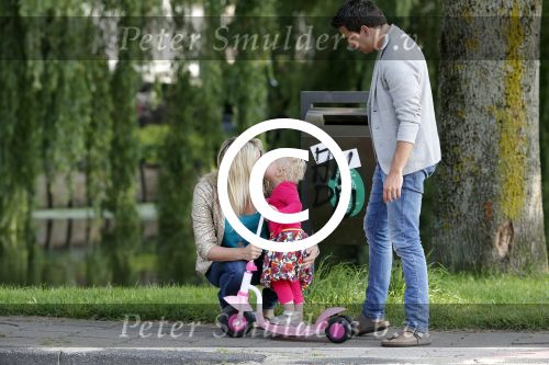 Volendam 5 juli 2013
Jan Smit met zijn zwangere vrouw Liza en dochtertje Emma aan het wandelen.
Peter Smulders bv