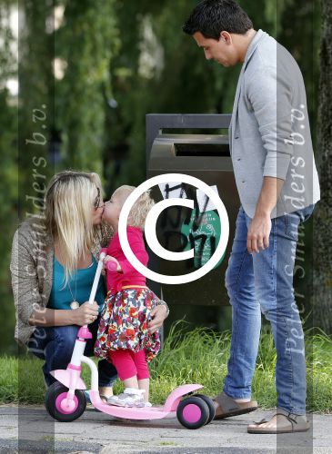Volendam 5 juli 2013
Jan Smit met zijn zwangere vrouw Liza en dochtertje Emma aan het wandelen.
Peter Smulders bv