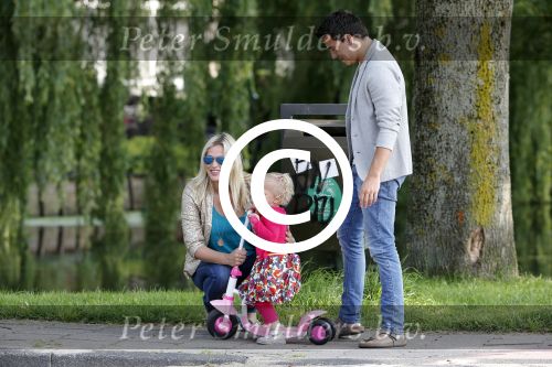 Volendam 5 juli 2013
Jan Smit met zijn zwangere vrouw Liza en dochtertje Emma aan het wandelen.
Peter Smulders bv
