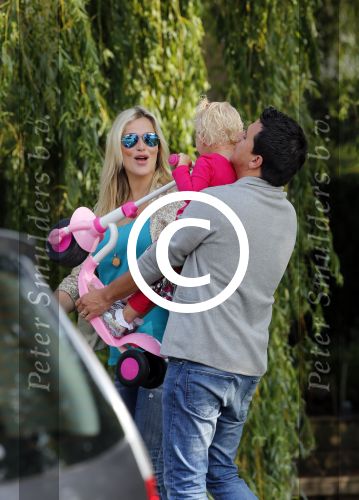 Volendam 5 juli 2013
Jan Smit met zijn zwangere vrouw Liza en dochtertje Emma aan het wandelen.
Peter Smulders bv