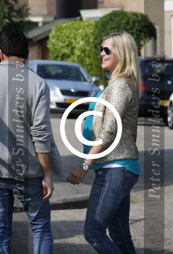 Volendam 5 juli 2013
Jan Smit met zijn zwangere vrouw Liza en dochtertje Emma aan het wandelen.
Peter Smulders bv