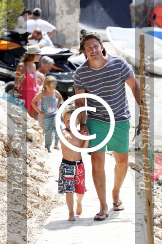 ibiza 13 juli 2013
Lodewijk Hoekstra en Kristel Hoekstra met hun kinderen Dize Madelief en Mels op vakantie op ibiza.
Peter Smulders bv
