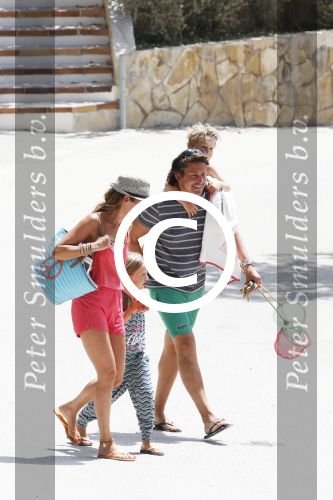 ibiza 13 juli 2013
Lodewijk Hoekstra en Kristel Hoekstra met hun kinderen Dize Hoekstra Madelief Hoekstra en Mels Hoekstra op vakantie op ibiza.
Peter Smulders bv