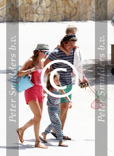 ibiza 13 juli 2013
Lodewijk Hoekstra en Kristel Hoekstra met hun kinderen Dize Hoekstra Madelief Hoekstra en Mels Hoekstra op vakantie op ibiza.
Peter Smulders bv