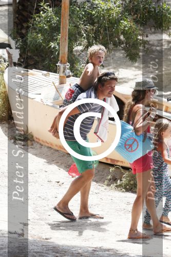 ibiza 13 juli 2013
Lodewijk Hoekstra en Kristel Hoekstra met hun kinderen Dize Hoekstra Madelief Hoekstra en Mels Hoekstra op vakantie op ibiza.
Peter Smulders bv