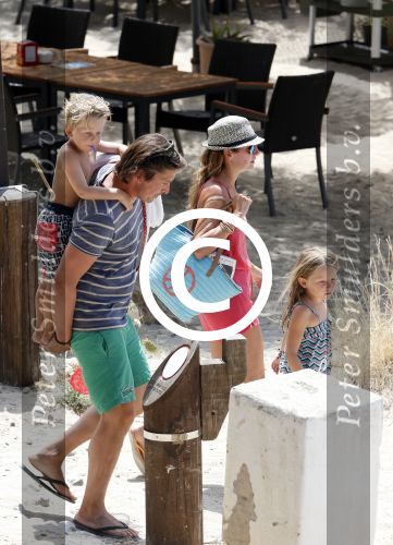 ibiza 13 juli 2013
Lodewijk Hoekstra en Kristel Hoekstra met hun kinderen Dize Hoekstra Madelief Hoekstra en Mels Hoekstra op vakantie op ibiza.
Peter Smulders bv
