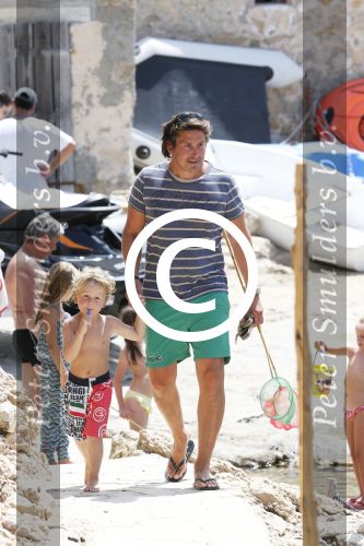 ibiza 13 juli 2013
Lodewijk Hoekstra en Kristel Hoekstra met hun kinderen Dize Hoekstra Madelief Hoekstra en Mels Hoekstra op vakantie op ibiza.
Peter Smulders bv