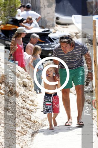 ibiza 13 juli 2013
Lodewijk Hoekstra en Kristel Hoekstra met hun kinderen Dize Hoekstra Madelief Hoekstra en Mels Hoekstra op vakantie op ibiza.
Peter Smulders bv