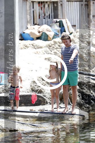 ibiza 13 juli 2013
Lodewijk Hoekstra en Kristel Hoekstra met hun kinderen Dize Hoekstra Madelief Hoekstra en Mels Hoekstra op vakantie op ibiza.
Peter Smulders bv
