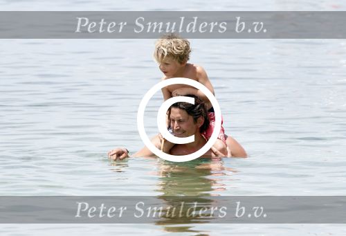 ibiza 13 juli 2013
Lodewijk Hoekstra en Kristel Hoekstra met hun kinderen Dize Hoekstra Madelief Hoekstra en Mels Hoekstra op vakantie op ibiza.
Peter Smulders bv