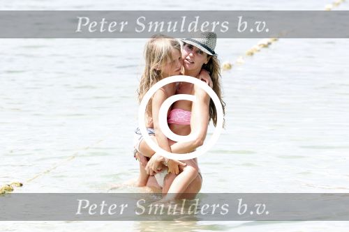 ibiza 13 juli 2013
Lodewijk Hoekstra en Kristel Hoekstra met hun kinderen Dize Hoekstra Madelief Hoekstra en Mels Hoekstra op vakantie op ibiza.
Peter Smulders bv