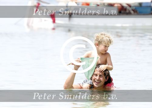 ibiza 13 juli 2013
Lodewijk Hoekstra en Kristel Hoekstra met hun kinderen Dize Hoekstra Madelief Hoekstra en Mels Hoekstra op vakantie op ibiza.
Peter Smulders bv