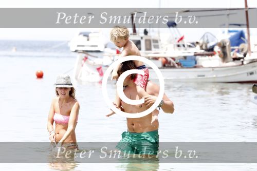 ibiza 13 juli 2013
Lodewijk Hoekstra en Kristel Hoekstra met hun kinderen Dize Hoekstra Madelief Hoekstra en Mels Hoekstra op vakantie op ibiza.
Peter Smulders bv
