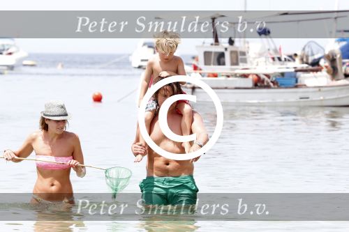 ibiza 13 juli 2013
Lodewijk Hoekstra en Kristel Hoekstra met hun kinderen Dize Hoekstra Madelief Hoekstra en Mels Hoekstra op vakantie op ibiza.
Peter Smulders bv
