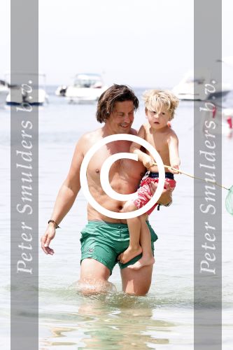 ibiza 13 juli 2013
Lodewijk Hoekstra en Kristel Hoekstra met hun kinderen Dize Hoekstra Madelief Hoekstra en Mels Hoekstra op vakantie op ibiza.
Peter Smulders bv
