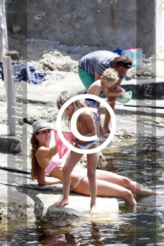 ibiza 13 juli 2013
Lodewijk Hoekstra en Kristel Hoekstra met hun kinderen Dize Hoekstra Madelief Hoekstra en Mels Hoekstra op vakantie op ibiza.
Peter Smulders bv
