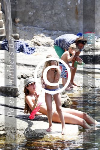 ibiza 13 juli 2013
Lodewijk Hoekstra en Kristel Hoekstra met hun kinderen Dize Hoekstra Madelief Hoekstra en Mels Hoekstra op vakantie op ibiza.
Peter Smulders bv