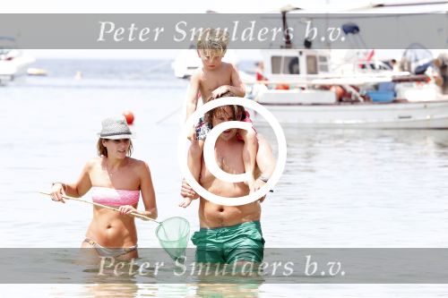 ibiza 13 juli 2013
Lodewijk Hoekstra en Kristel Hoekstra met hun kinderen Dize Hoekstra Madelief Hoekstra en Mels Hoekstra op vakantie op ibiza.
Peter Smulders bv