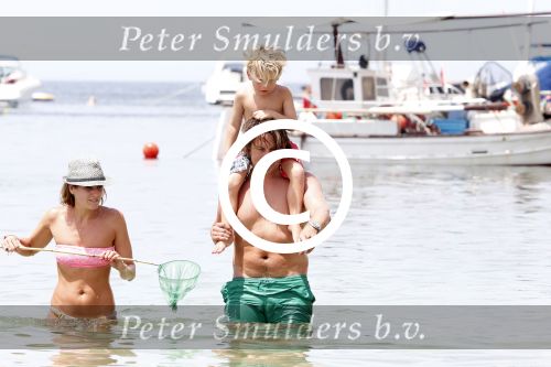 ibiza 13 juli 2013
Lodewijk Hoekstra en Kristel Hoekstra met hun kinderen Dize Hoekstra Madelief Hoekstra en Mels Hoekstra op vakantie op ibiza.
Peter Smulders bv