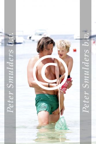 ibiza 13 juli 2013
Lodewijk Hoekstra en Kristel Hoekstra met hun kinderen Dize Hoekstra Madelief Hoekstra en Mels Hoekstra op vakantie op ibiza.
Peter Smulders bv