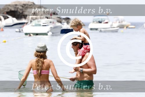 ibiza 13 juli 2013
Lodewijk Hoekstra en Kristel Hoekstra met hun kinderen Dize Hoekstra Madelief Hoekstra en Mels Hoekstra op vakantie op ibiza.
Peter Smulders bv