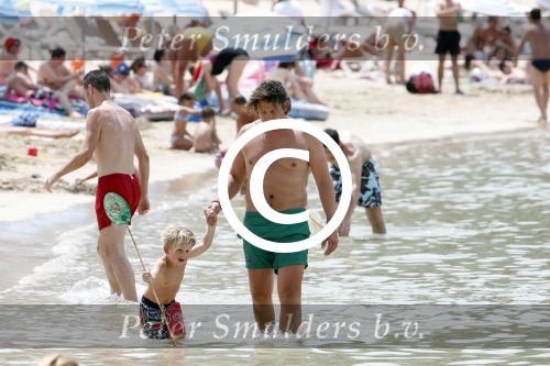 ibiza 13 juli 2013
Lodewijk Hoekstra en Kristel Hoekstra met hun kinderen Dize Hoekstra Madelief Hoekstra en Mels Hoekstra op vakantie op ibiza.
Peter Smulders bv