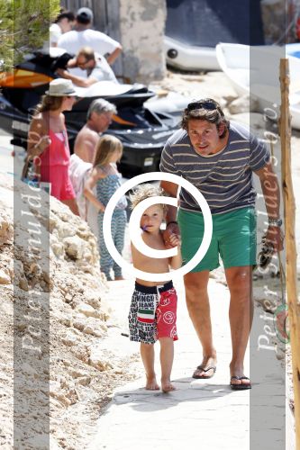 ibiza 13 juli 2013
Lodewijk Hoekstra en Kristel Hoekstra met hun kinderen Dize Hoekstra Madelief Hoekstra en Mels Hoekstra op vakantie op ibiza.
Peter Smulders bv