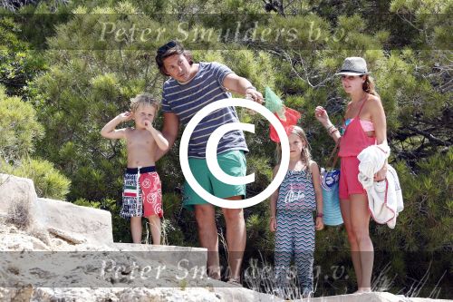 ibiza 13 juli 2013
Lodewijk Hoekstra en Kristel Hoekstra met hun kinderen Dize Hoekstra Madelief Hoekstra en Mels Hoekstra op vakantie op ibiza.
Peter Smulders bv