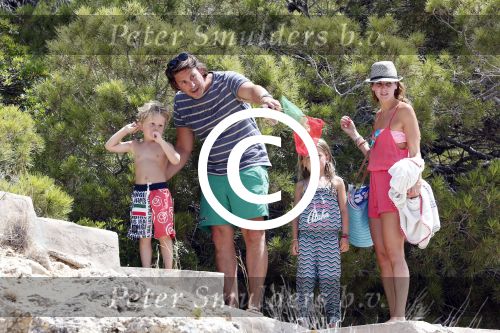 ibiza 13 juli 2013
Lodewijk Hoekstra en Kristel Hoekstra met hun kinderen Dize Hoekstra Madelief Hoekstra en Mels Hoekstra op vakantie op ibiza.
Peter Smulders bv