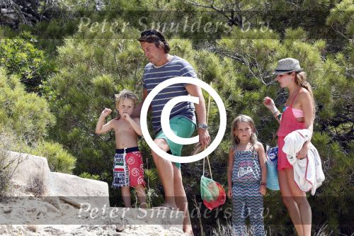 ibiza 13 juli 2013
Lodewijk Hoekstra en Kristel Hoekstra met hun kinderen Dize Hoekstra Madelief Hoekstra en Mels Hoekstra op vakantie op ibiza.
Peter Smulders bv