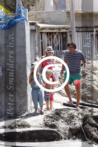 ibiza 13 juli 2013
Lodewijk Hoekstra en Kristel Hoekstra met hun kinderen Dize Hoekstra Madelief Hoekstra en Mels Hoekstra op vakantie op ibiza.
Peter Smulders bv