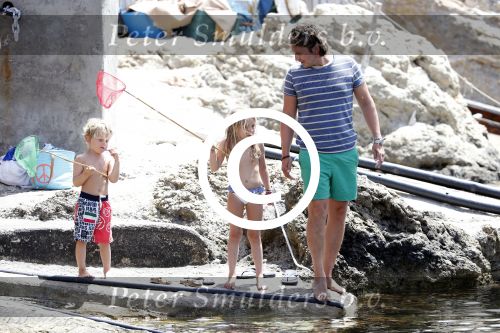 ibiza 13 juli 2013
Lodewijk Hoekstra en Kristel Hoekstra met hun kinderen Dize Hoekstra Madelief Hoekstra en Mels Hoekstra op vakantie op ibiza.
Peter Smulders bv