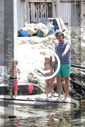 ibiza 13 juli 2013
Lodewijk Hoekstra en Kristel Hoekstra met hun kinderen Dize Hoekstra Madelief Hoekstra en Mels Hoekstra op vakantie op ibiza.
Peter Smulders bv