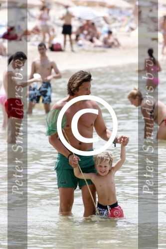 ibiza 13 juli 2013
Lodewijk Hoekstra en Kristel Hoekstra met hun kinderen Dize Hoekstra Madelief Hoekstra en Mels Hoekstra op vakantie op ibiza.
Peter Smulders bv