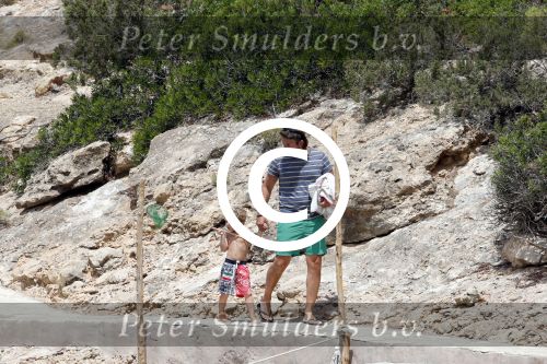 ibiza 13 juli 2013
Lodewijk Hoekstra en Kristel Hoekstra met hun kinderen Dize Hoekstra Madelief Hoekstra en Mels Hoekstra op vakantie op ibiza.
Peter Smulders bv