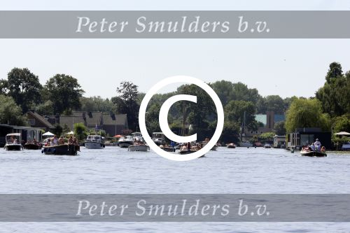 Loenen aan de vecht 21 juli 2013
Druk verkeer met boten op de vecht bij Loenen.
Peter Smulders bv