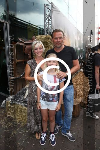Amsterdam, 5 Augustus 2013
Premiere de Lone Ranger
Lone v Roosendaal met man en dochter
Foto Peter Smulders BV
