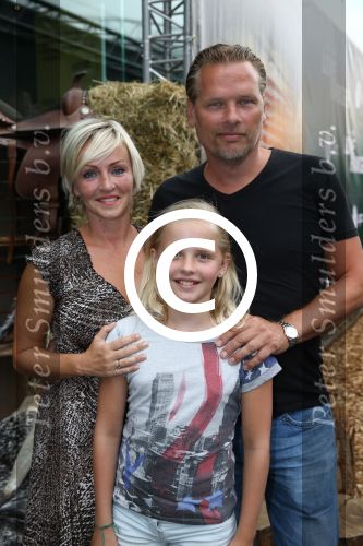 Amsterdam, 5 Augustus 2013
Premiere de Lone Ranger
Lone v Roosendaal met man en dochter
Foto Peter Smulders BV