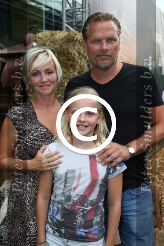 Amsterdam, 5 Augustus 2013
Premiere de Lone Ranger
Lone v Roosendaal met man en dochter
Foto Peter Smulders BV