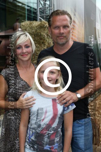 Amsterdam, 5 Augustus 2013
Premiere de Lone Ranger
Lone v Roosendaal met man en dochter
Foto Peter Smulders BV