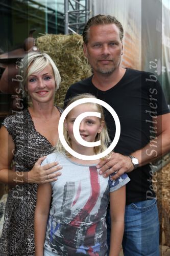 Amsterdam, 5 Augustus 2013
Premiere de Lone Ranger
Lone v Roosendaal met man en dochter
Foto Peter Smulders BV