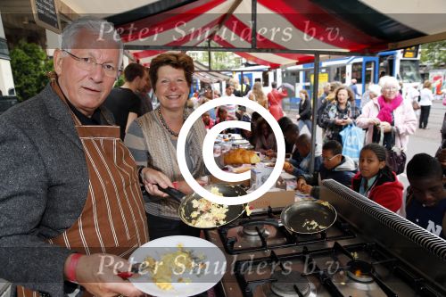 Amsterdam 1 juli 2013
Prominenten serveren 1 juli Keti Koti Ontbijt bij herdenking slavernijverleden op het Leidse Plein. Joop Daalmeijer en Maartje v weegen
Peter Smulders bv