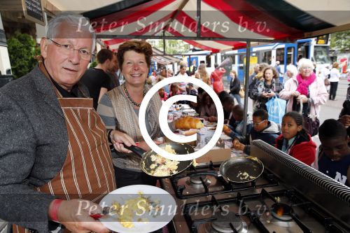 Amsterdam 1 juli 2013
Prominenten serveren 1 juli Keti Koti Ontbijt bij herdenking slavernijverleden op het Leidse Plein. Joop Daalmeijer en Maartje v weegen
Peter Smulders bv