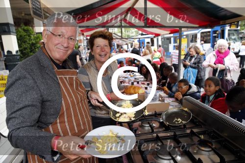 Amsterdam 1 juli 2013
Prominenten serveren 1 juli Keti Koti Ontbijt bij herdenking slavernijverleden op het Leidse Plein. Joop Daalmeijer en Maartje v weegen
Peter Smulders bv