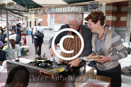 Amsterdam 1 juli 2013
Prominenten serveren 1 juli Keti Koti Ontbijt bij herdenking slavernijverleden op het Leidse Plein. Joop Daalmeijer en Maartje v weegen
Peter Smulders bv
